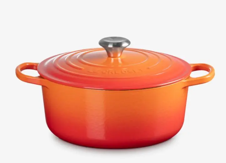 Le Creuset Signature cocotte rotonda 5,3 L Volcanique: ghisa smaltata, compatibile con induzione e forno fino a 260°C.